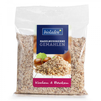 b*Haselnusskerne natur gemahlen